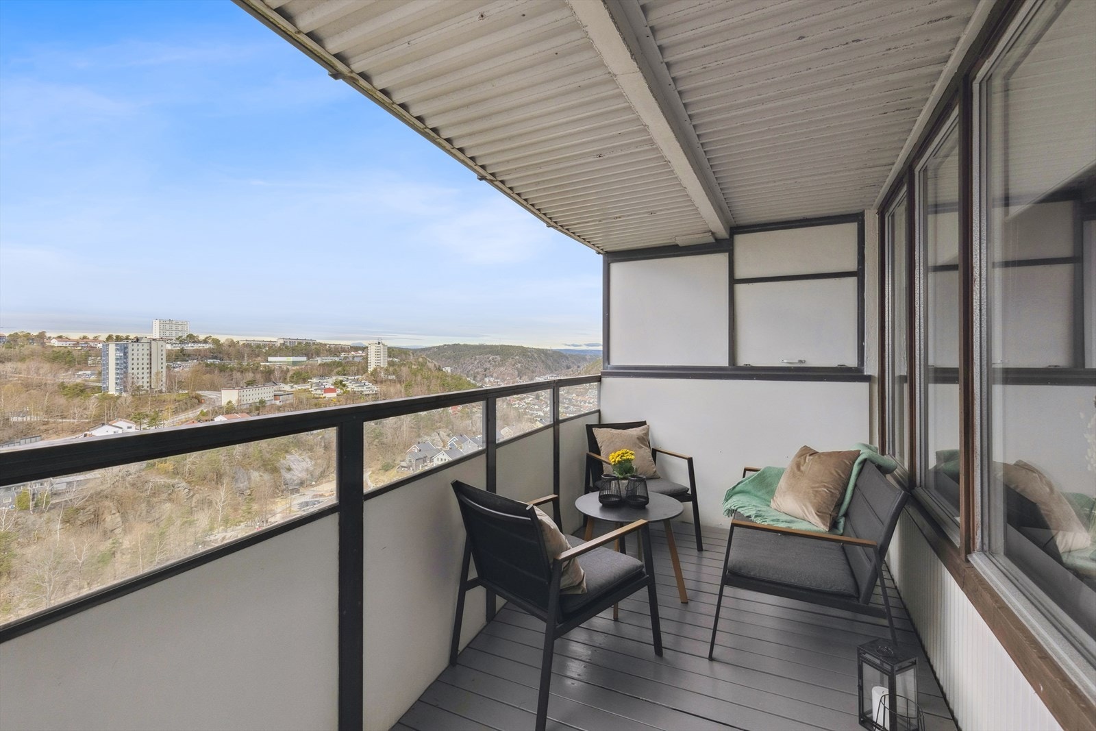 Den overbygde designen gir beskyttelse mot vær og vind, slik at man kan nyte balkongen i ulike værforhold. Galleribilde