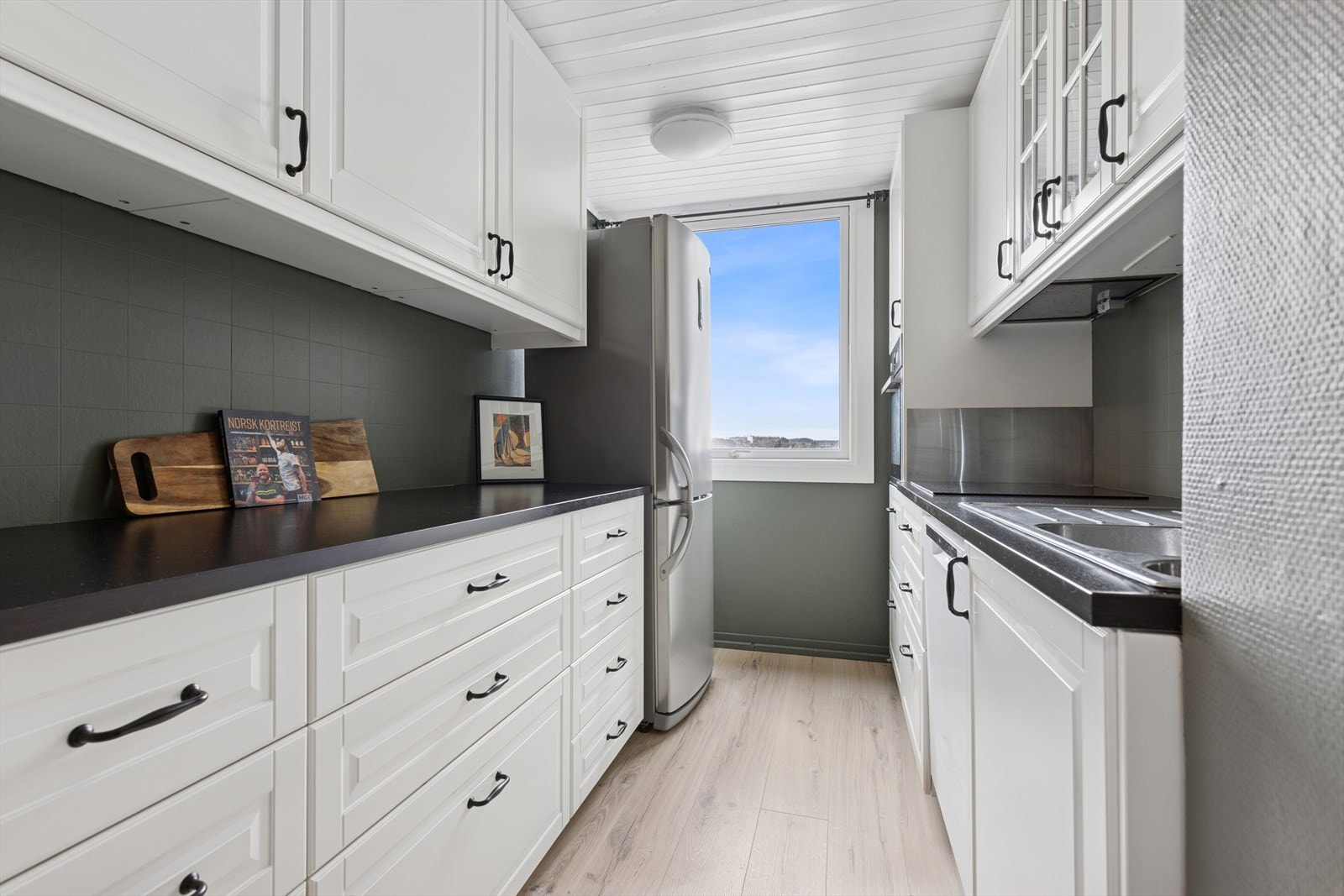 Oppvaskkummen i metall tilfører både funksjonalitet og et industrielt preg. Galleribilde