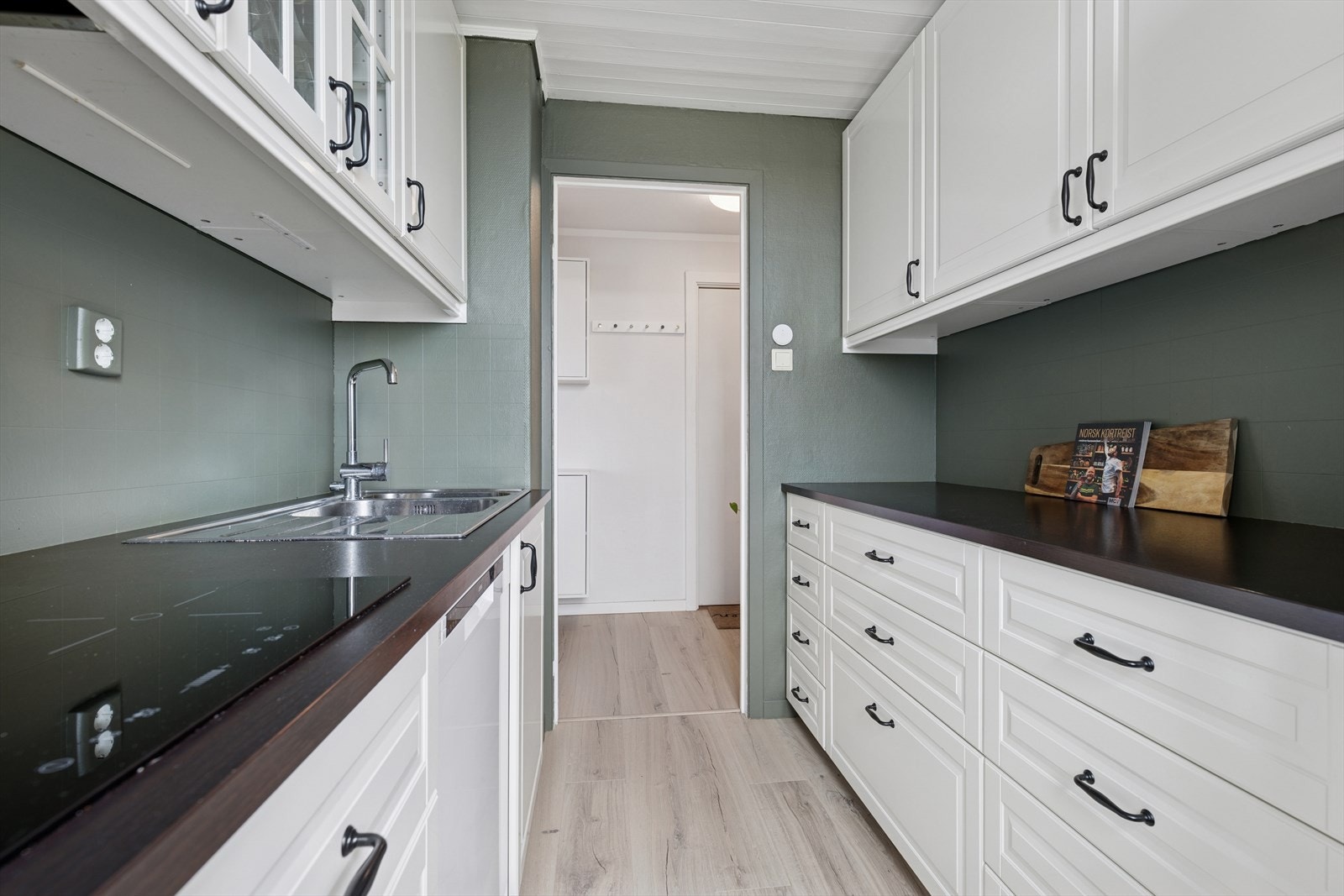 Kjøkkenet har godt med benk- og skapplass. Galleribilde