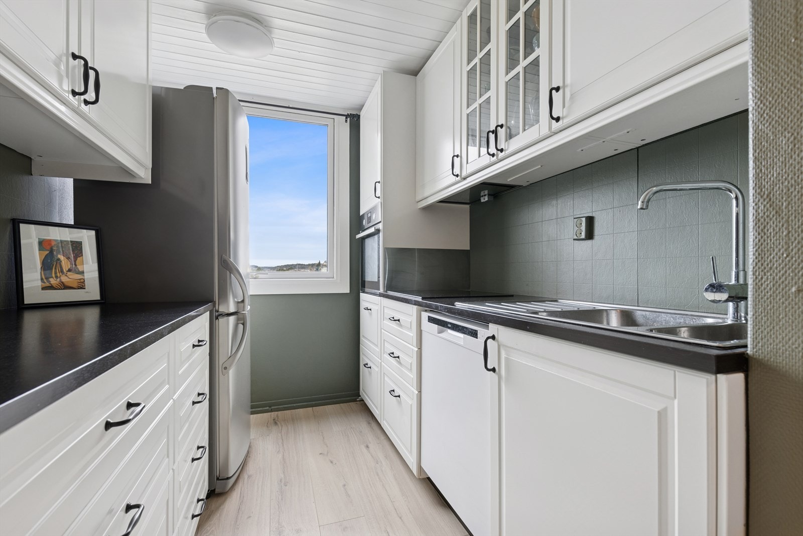 Kjøkkenet har en moderne innredning fra 2015, preget av profilerte fronter som gir et stilrent og tidløst uttrykk. Galleribilde