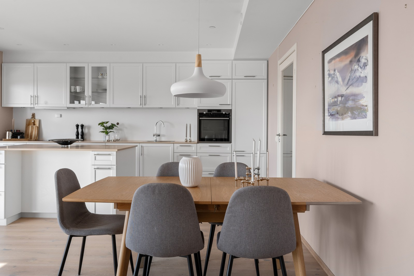 I tilknytning til kjøkkenet er det plass til spisebord - Inviter venner og familie på et hyggelig måltid!