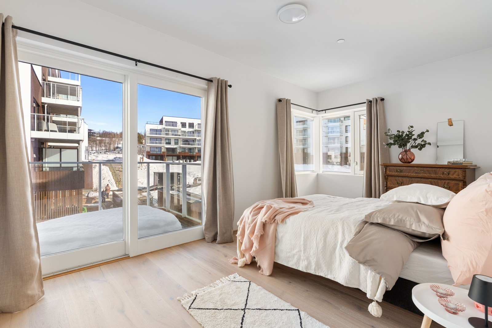 Romslig og elegant hovedsoverom med egen privat balkong.