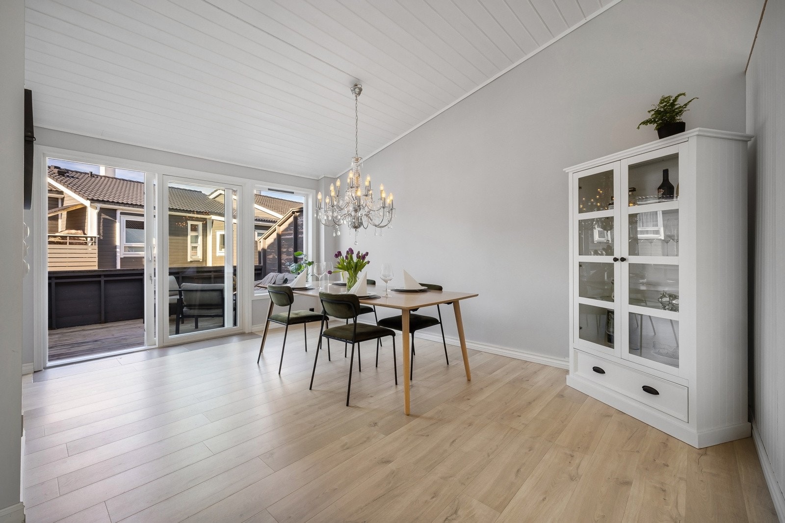 Flott spisegruppe med god plass til å samle både familie og venner Galleribilde