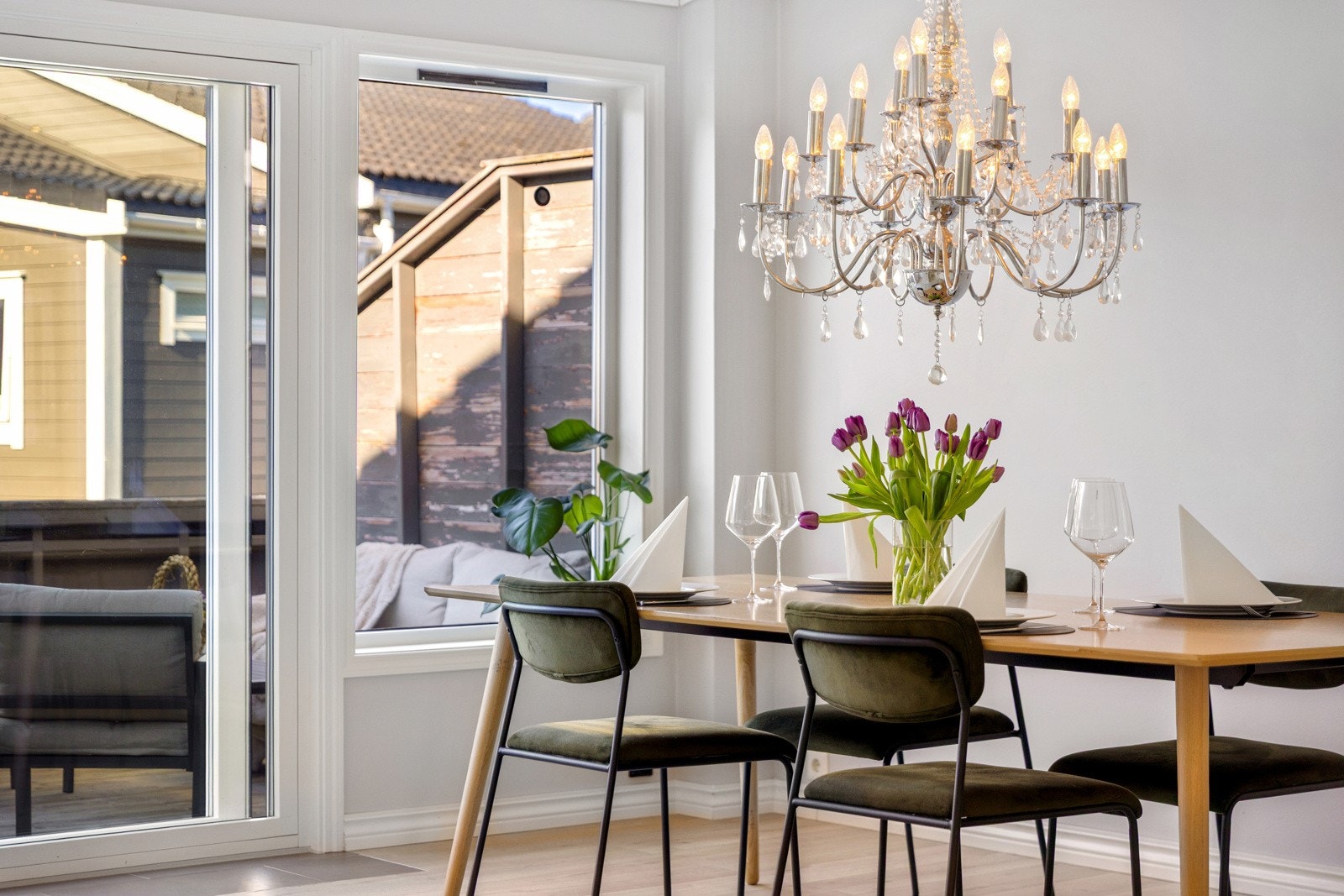 Det er egen utgang til terrassen fra stueområdet Galleribilde
