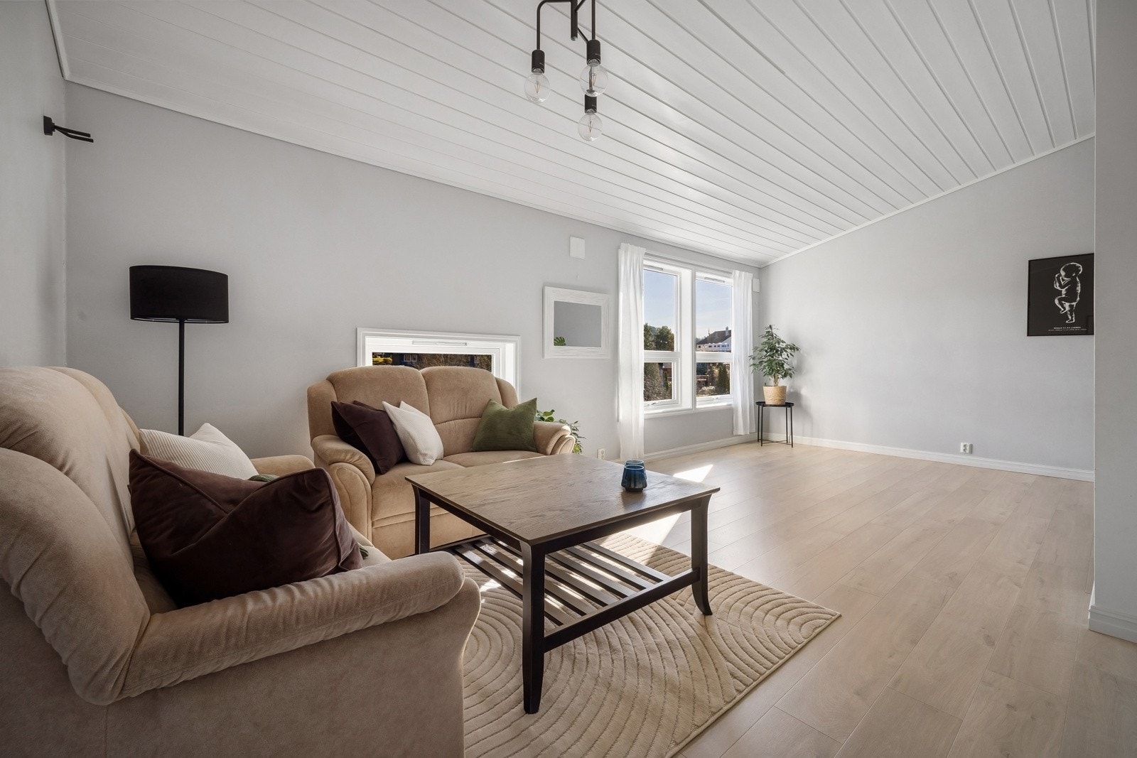 Det er god plass til sofa, bord og øvrig møblering i stueområdet, denne del av stuen er benyttet som TV-stue Galleribilde
