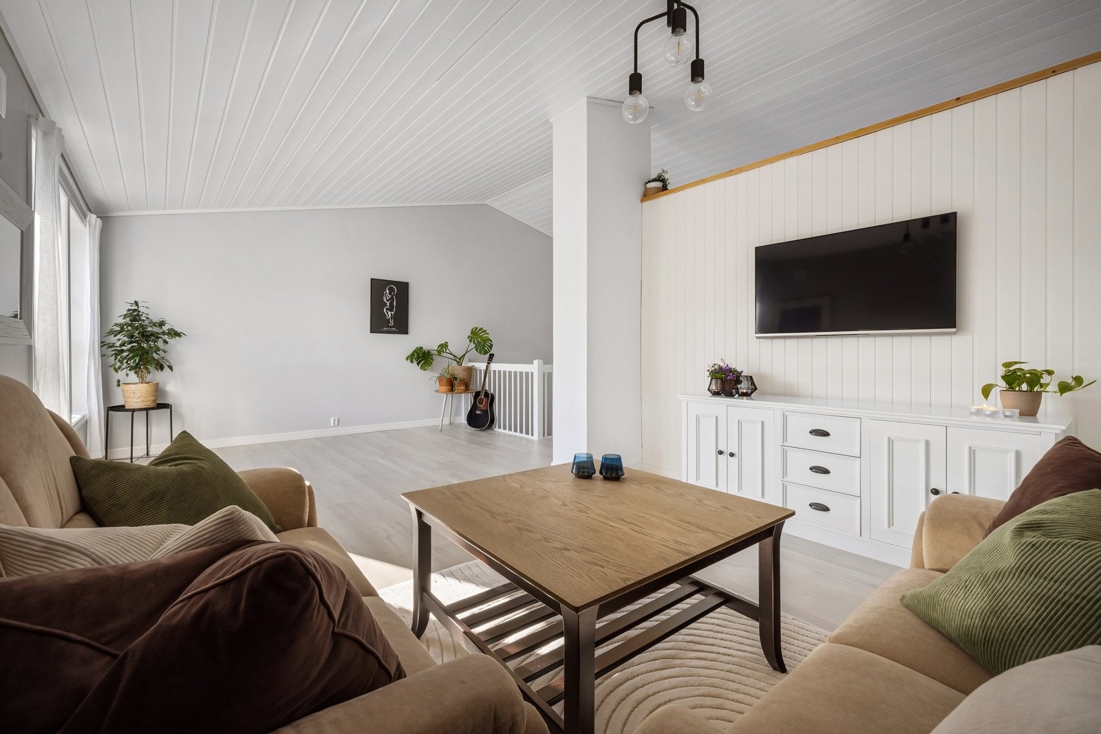 Det er god plass til å innrede stueområdet i ulike soner for sitte-og spisegrupper Galleribilde