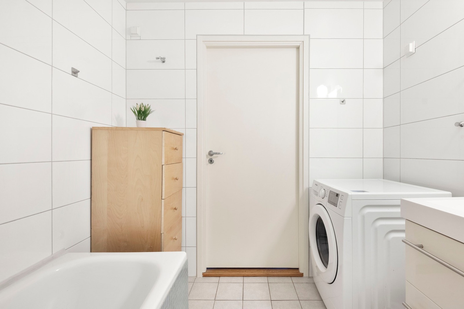 Flislagt bad med gulvvarme. Det er opplegg for vaskemaskin Galleribilde