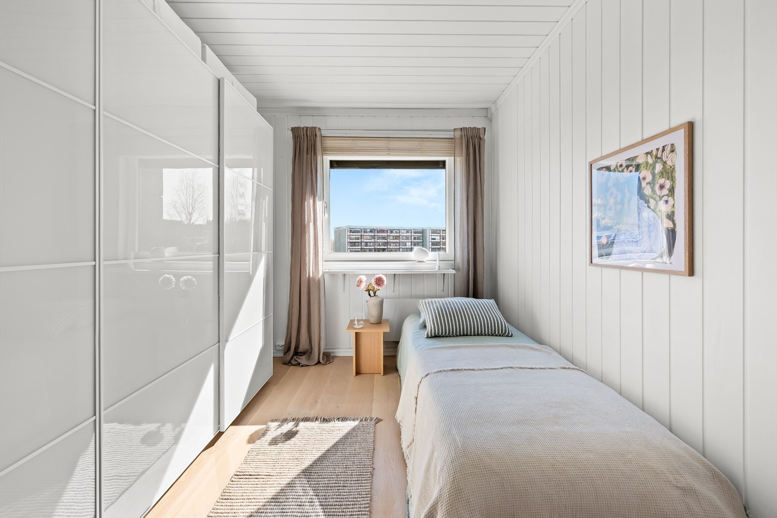 Soverom 2 med skyvedørsgarderobe langs den ene veggen. Galleribilde