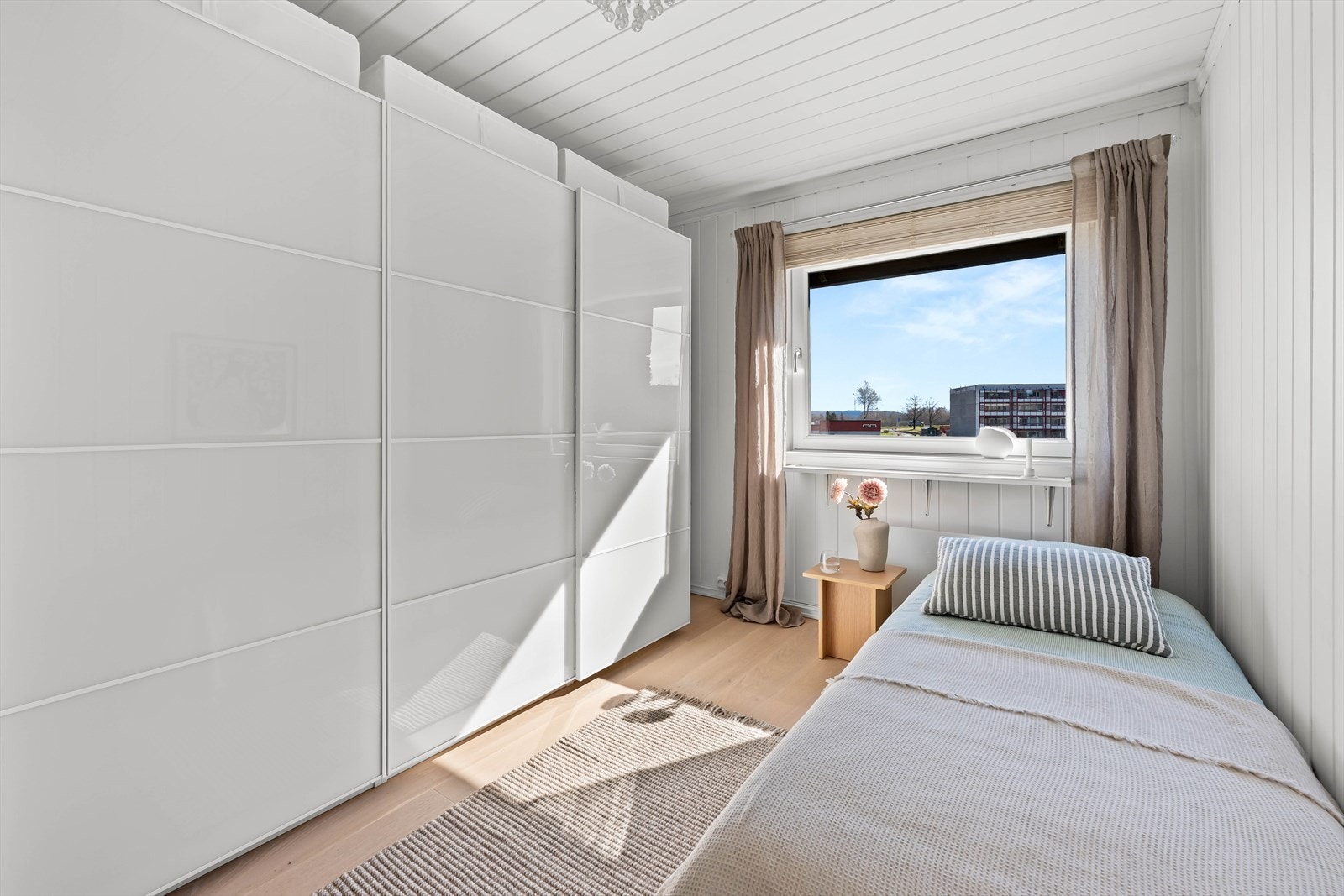 Disse tre soverommene har nyere parkettgulv. Galleribilde