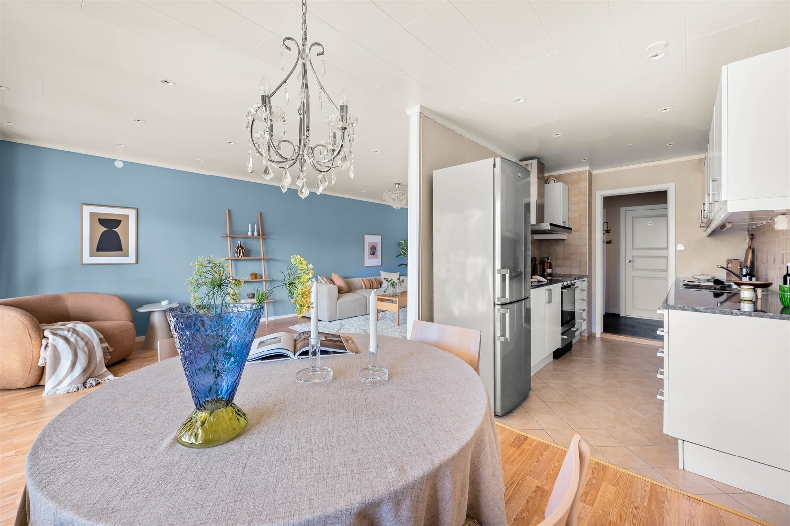 Kjøkkenet ligger delvis åpen løsning mot stuen, noe som bidrar til sosiale oppholdsrom. Galleribilde