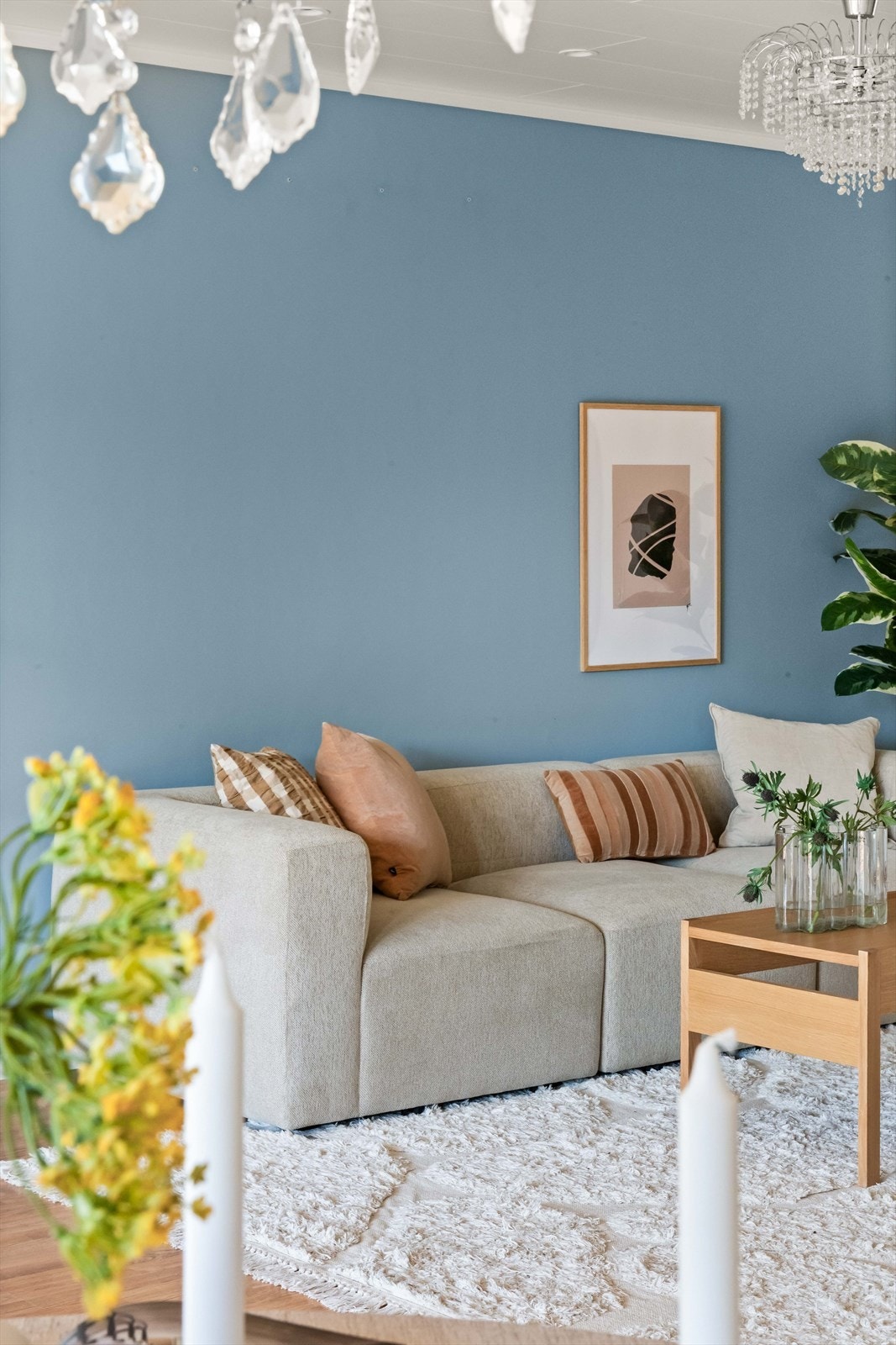 Leiligheten disponerer en bod i kjeller(målt til 0,9kvm), samt et låsbart skap i kjeller på ca. 0,4kvm. Galleribilde