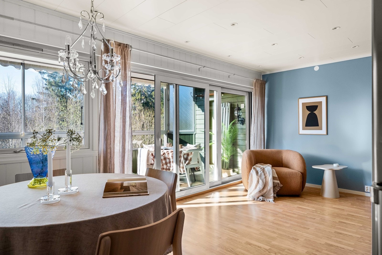 Leiligheten har store vindusflater som gir innslipp av naturlig lys. Det er utgang til innglasset balkong som gir en forlengelse av stuen på vår-, sommer- og høstdager. Galleribilde