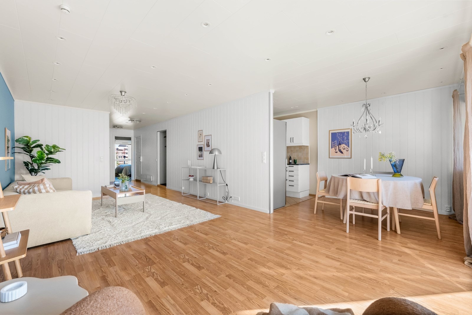 I stuen er det naturlige soner for både sofa- og spisegruppe. Galleribilde