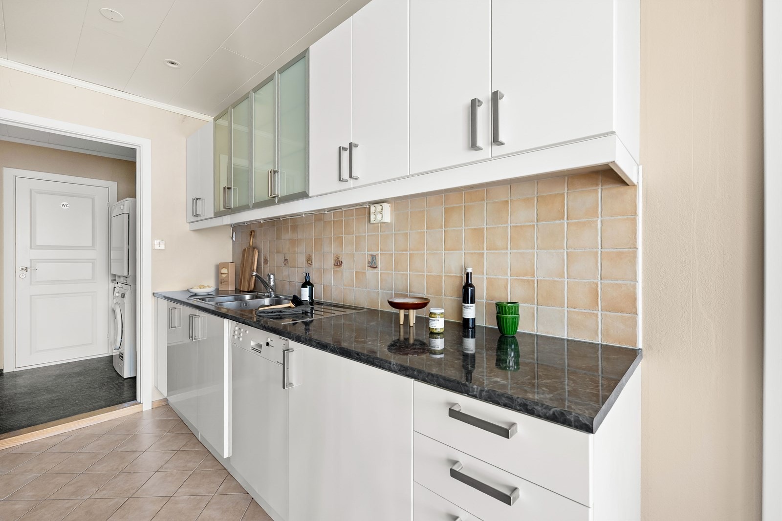 Det er plass til frittstående komfyr, kjøl/frys og oppvaskmaskin. Det er oppvaskkum av stål. Galleribilde