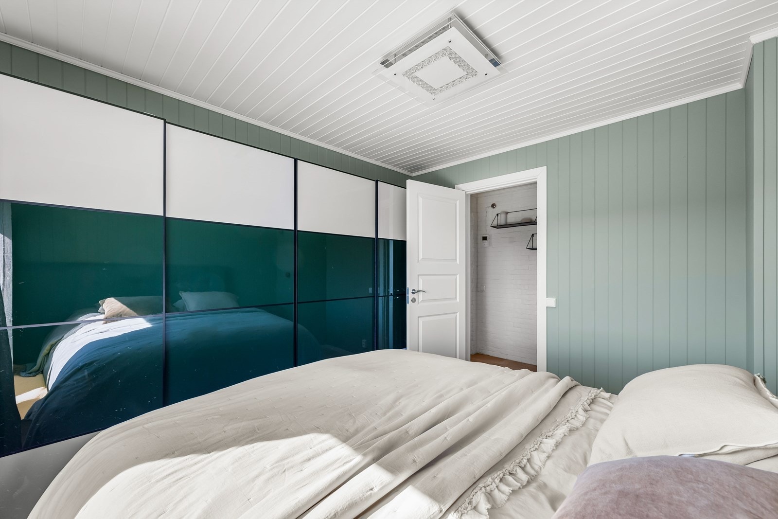 Soverom 1 med stor skyvedørsgarderobe. Galleribilde