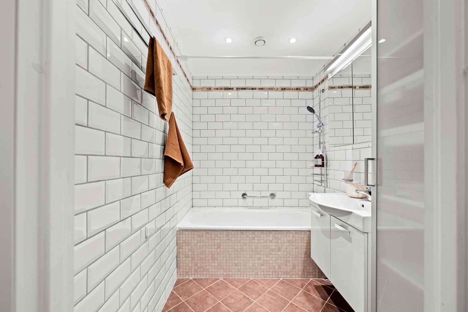 Våtrommene (bad, toalettrom og vaskerom) er av eldre dato, men fungerer godt til sitt formål. Det ville vært normalt å bytte det, men det kan du slippe og tenke på. Rommene skal totalrenoveres i regi av borettslaget i 2025/2026. Galleribilde