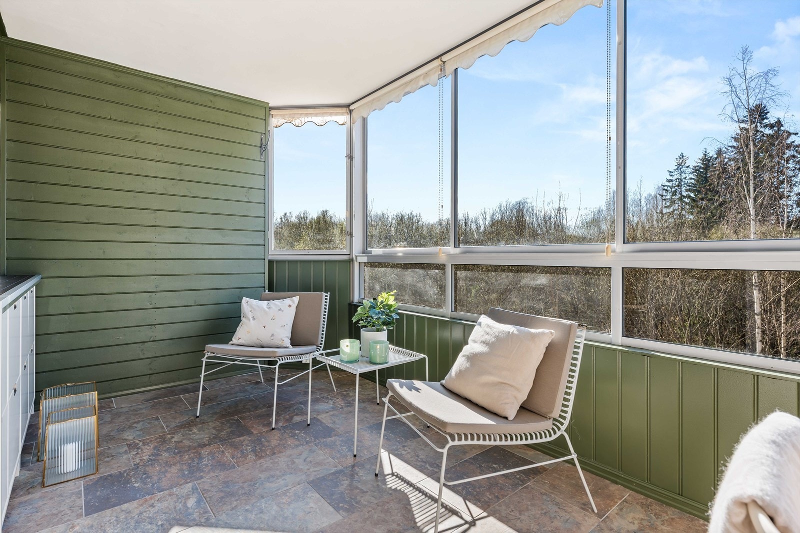 God plass til flere sittegrupper og beplantning. Galleribilde