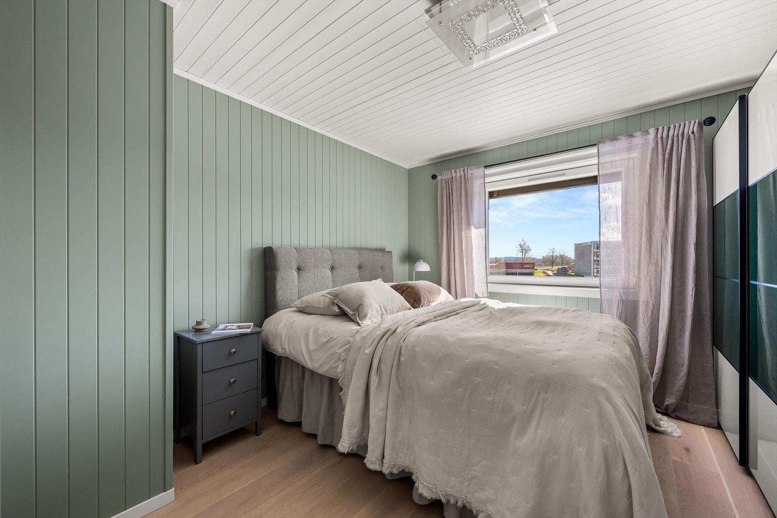 Leiligheten tilbyr 3 soverom av god størrelse. Alle rommene har en garderobeløsning. Galleribilde