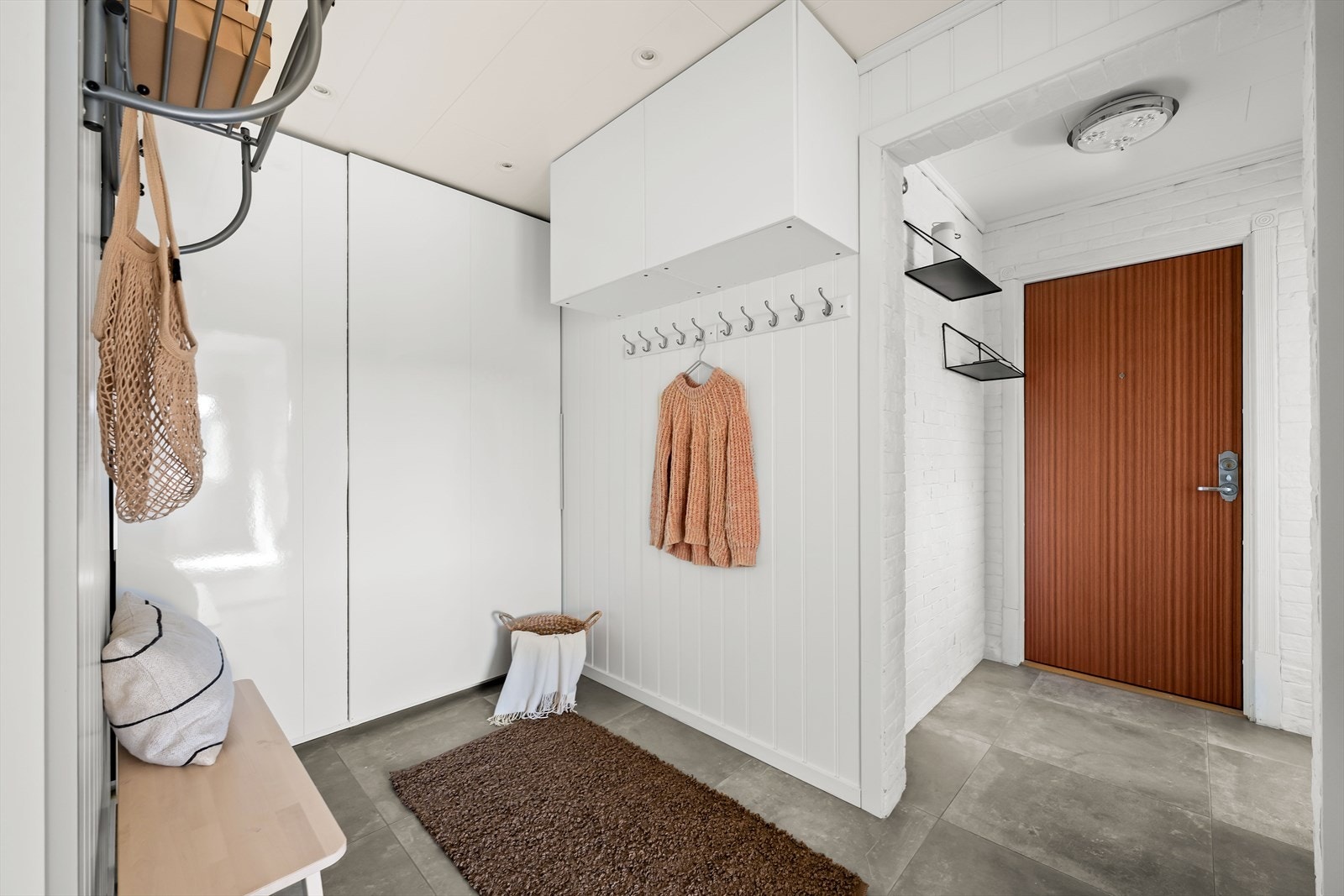 Velkommen inn! Praktisk gang med skyvedørsgarderobe samt godt med plass til knaggrekker og skohyller. Galleribilde