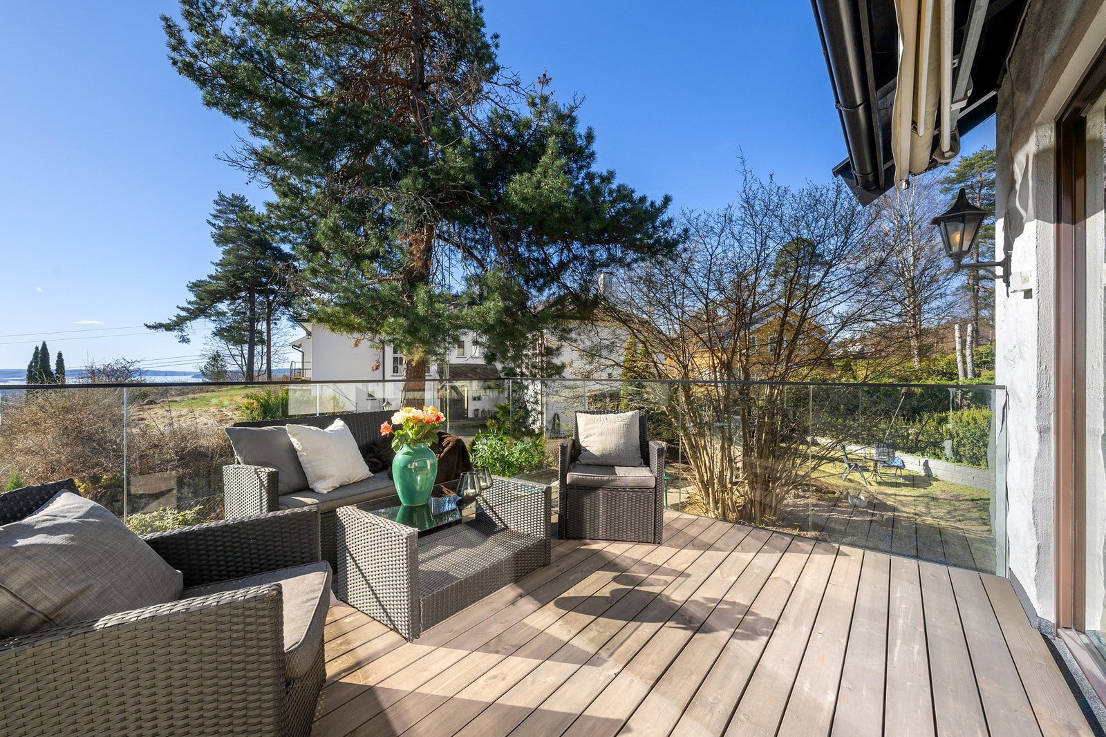 Solrik og nyoppusset terrasse med flott utsikt over nærområdet - perfekt til både hverdags og sosiale sammenkomster. Galleribilde