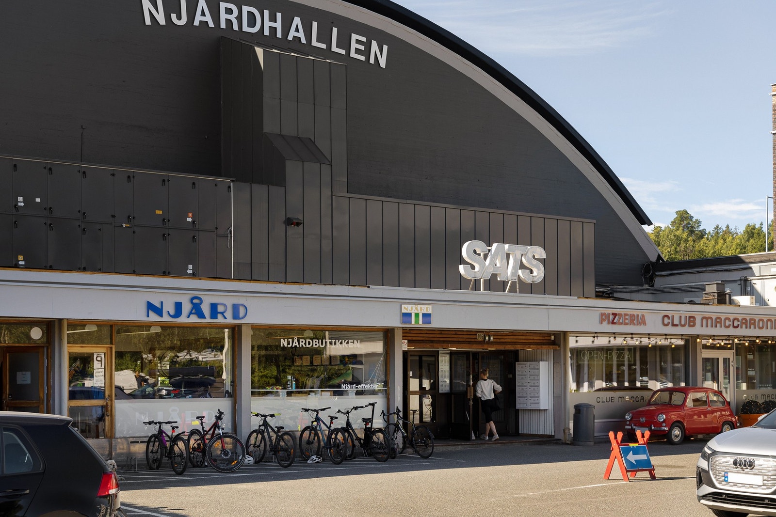 Ca. 10 minutters gange til Njårdhallen. Idrettshall som benyttes i hovedsak til tennis, håndball, gymnastikk og fekting. Her finner du også treningssenteret Sats. Galleribilde