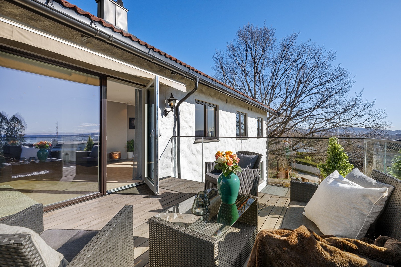 Boligen er en lys og moderne 4-roms i horisontaldelt tomannsbolig - høy standard, to bad, terrasse og garasje. Galleribilde