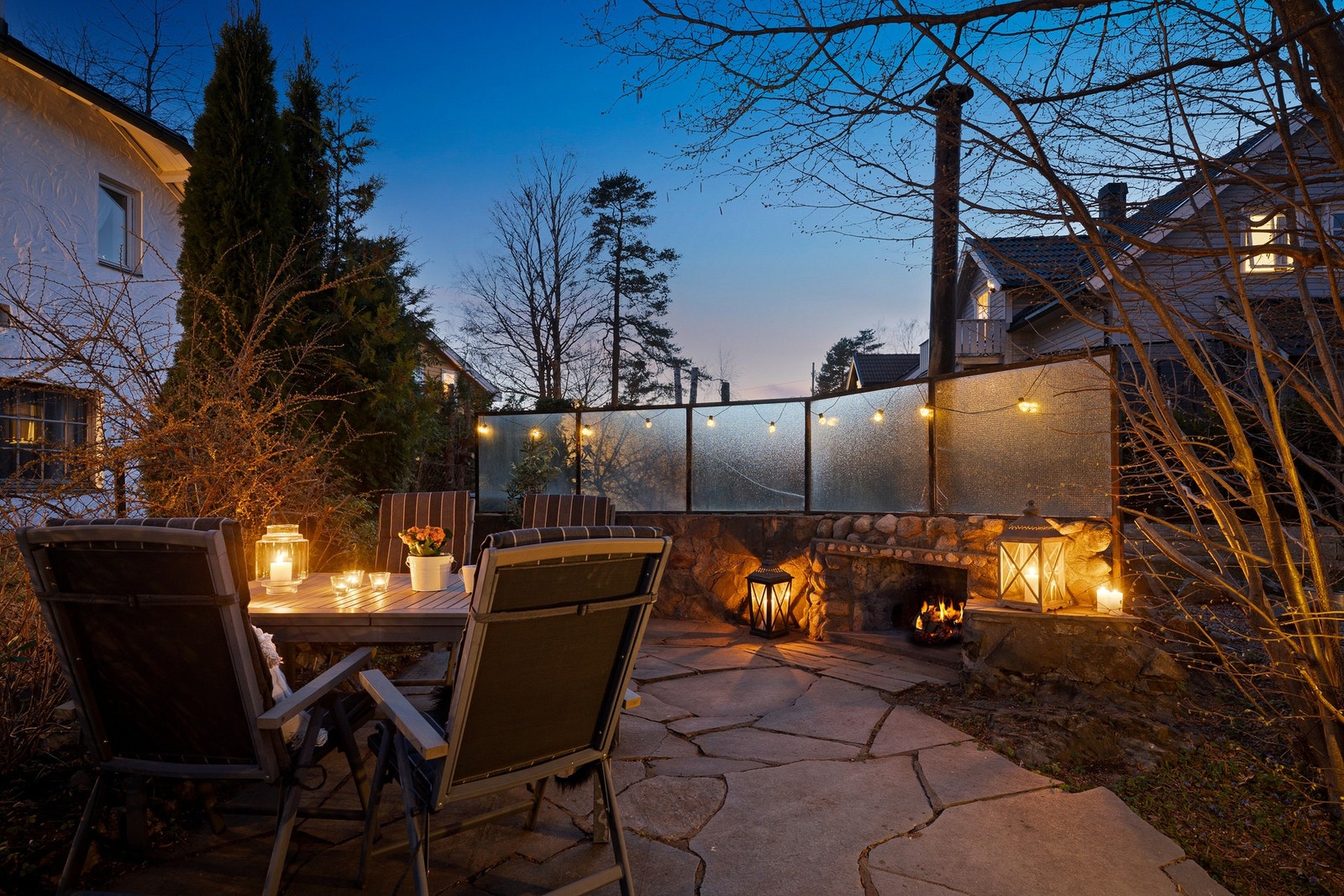 Utepeis og romslig sitteplass - perfekt for grillkvelder og sosiale sammenkomster. Galleribilde