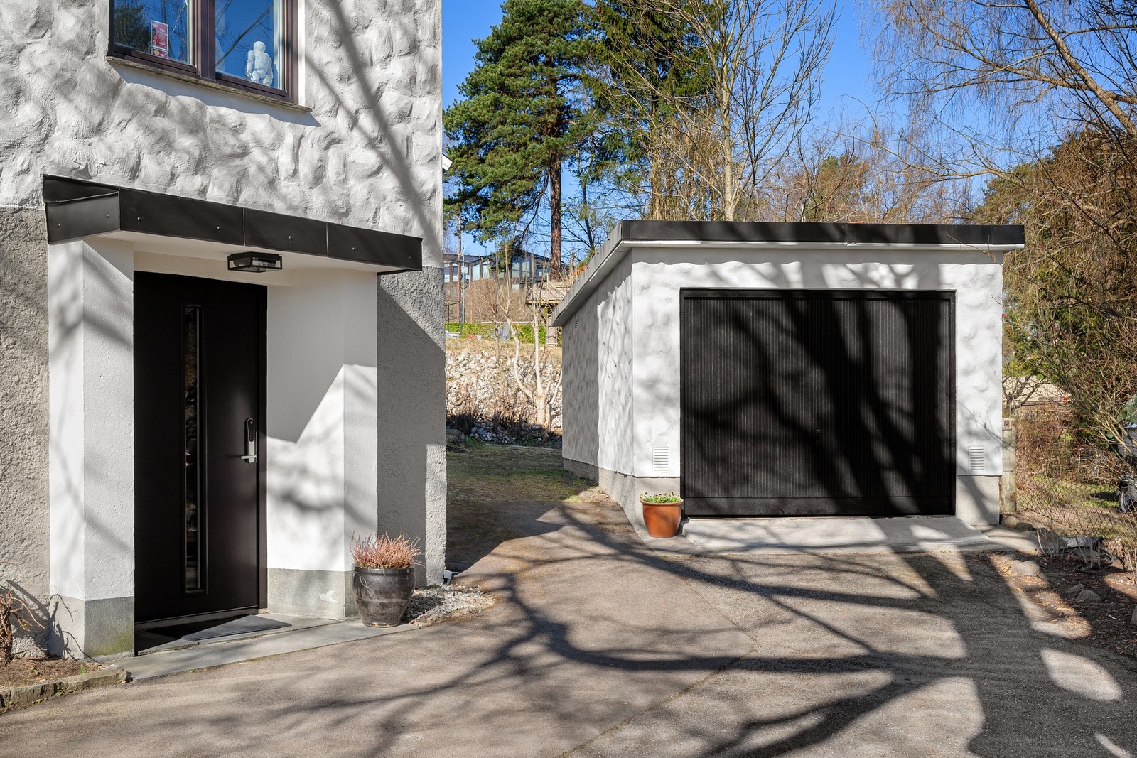 Egen garasje med tilhørende bod og strømuttak - i tillegg disponeres halvparten av felles loft med godt lagringsareal. Galleribilde