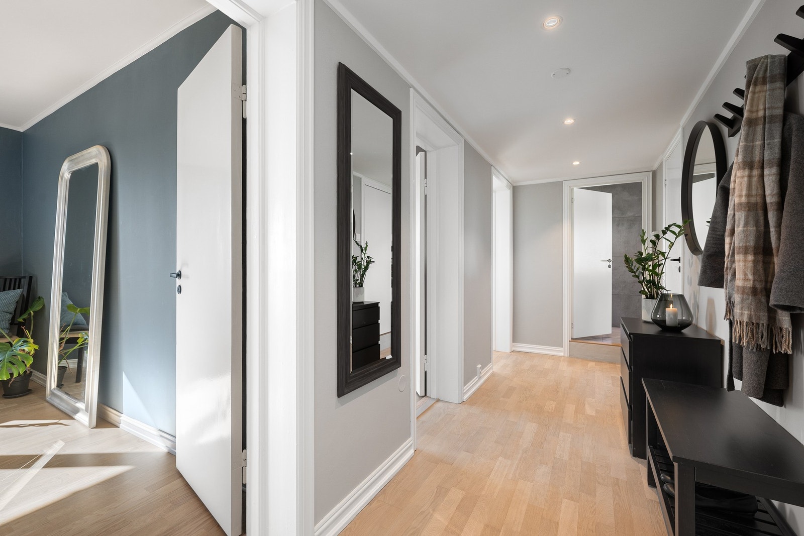 Det er felles inngangsparti med privat skyvedørsgarderobe og plass til barnevogn - i tillegg finnes bod under trapp og tilgang til felles teknisk rom. Galleribilde