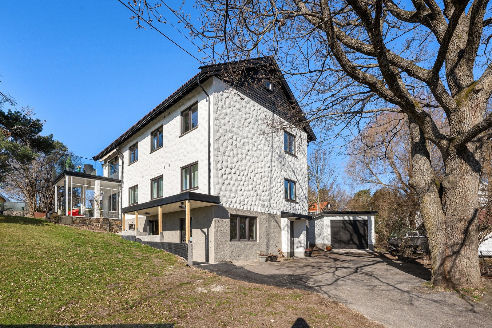 Velholdt fasade, malt i 2024 - tak og beslag er oppgradert med bl.a. ny pipehatt, mønebånd og takstein. Galleribilde