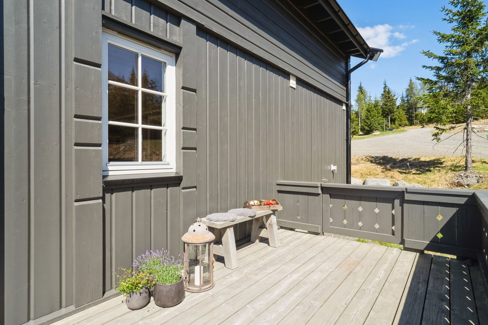 Terrassen går rundt hjørnet på hytta og tilbyr et hyggelig sted i sola for morgenkaffen. Galleribilde