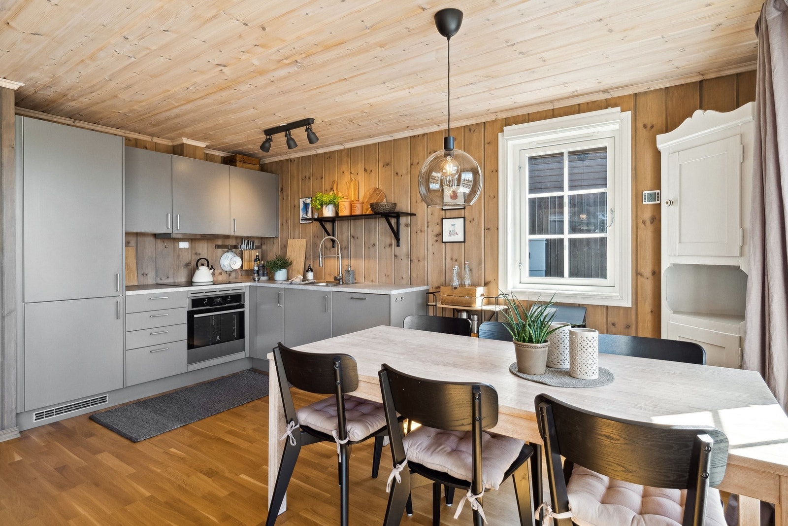 Praktisk åpen kjøkkenløsning. Galleribilde