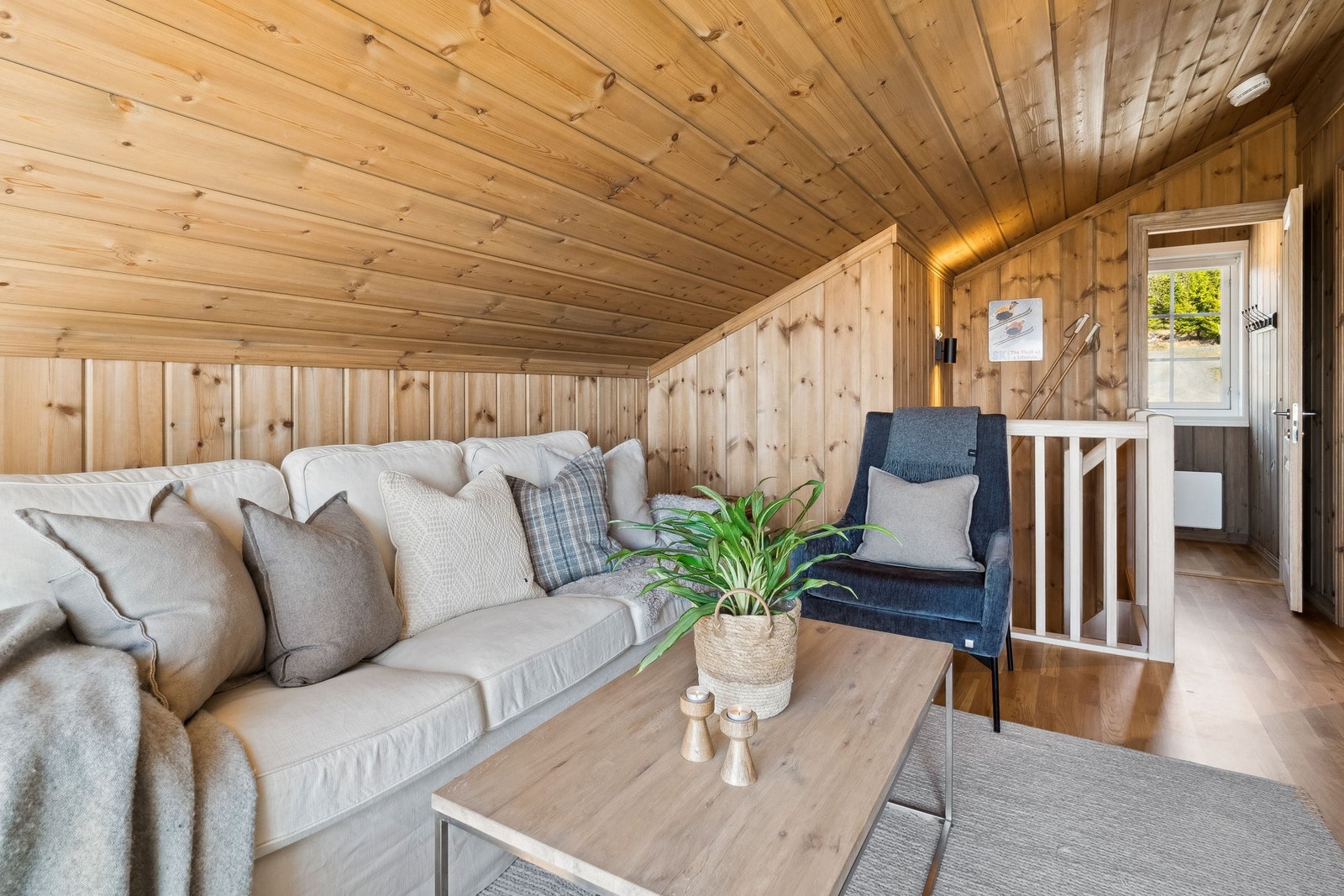 Loftstuen har god plass til møbler og sovesofa. Galleribilde