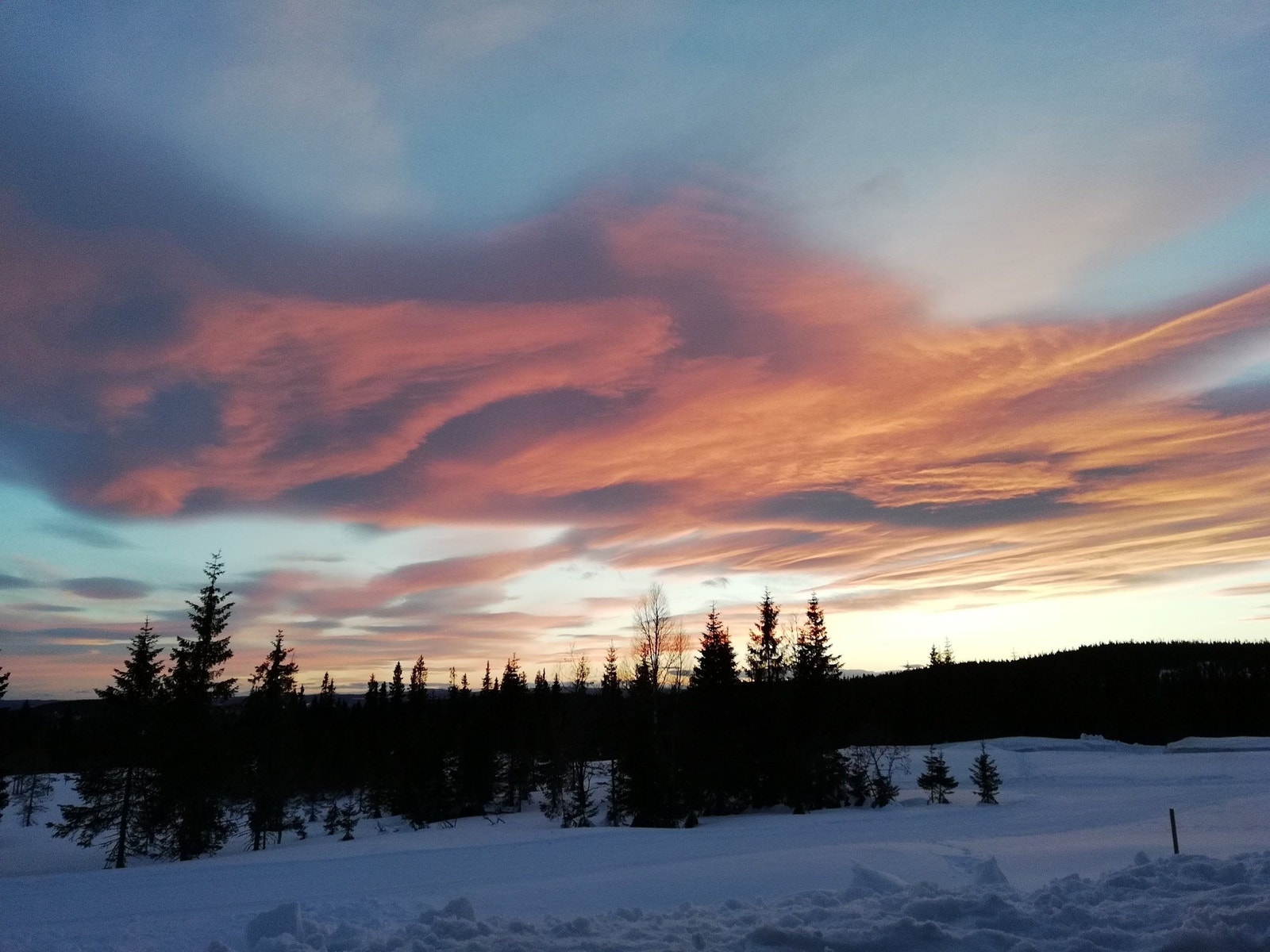 Utsikt fra hytta. En av kveldshimmelens mange uttrykk Galleribilde