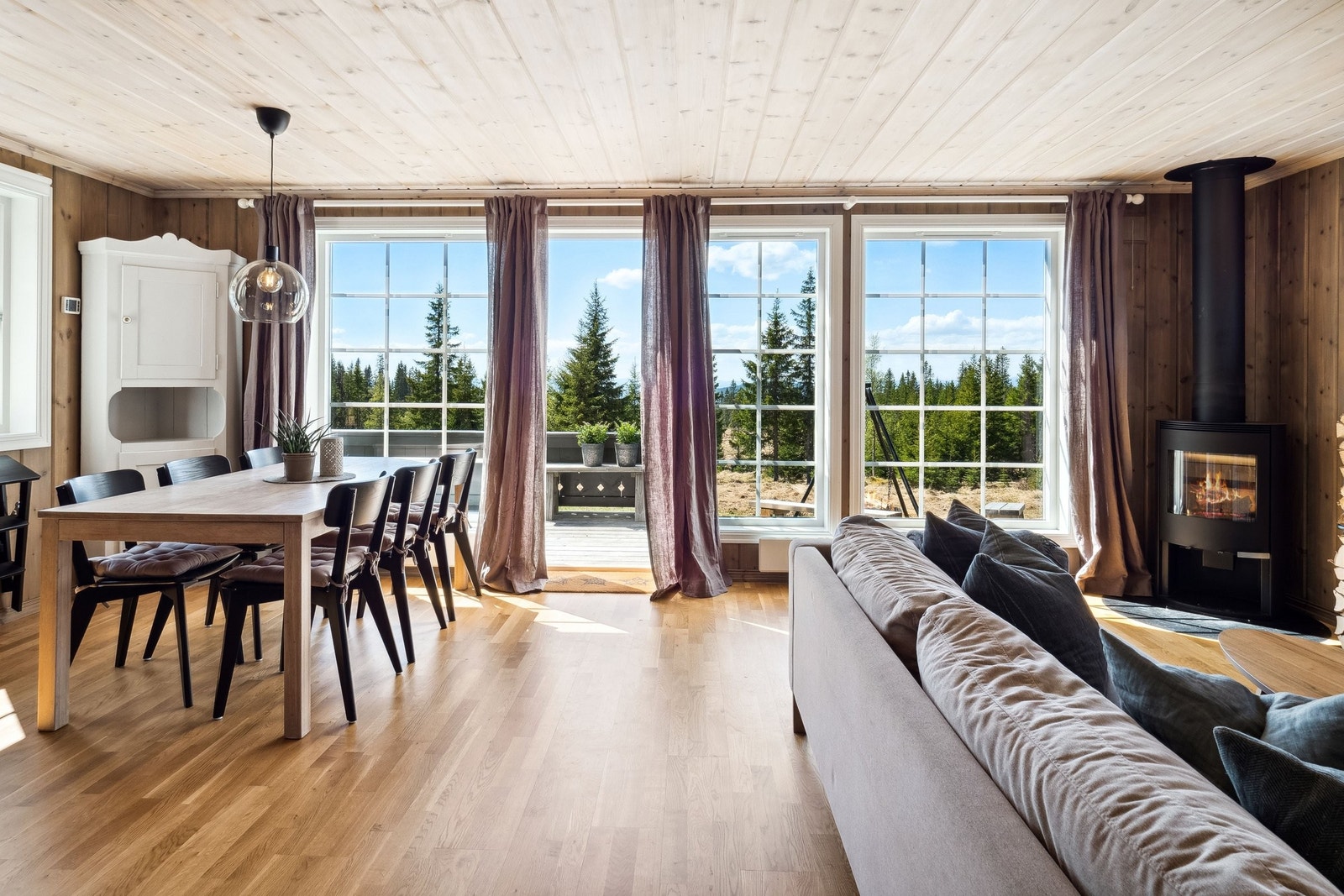 En lys og luftig stue ønsker deg velkommen i det du kommer inn. Galleribilde