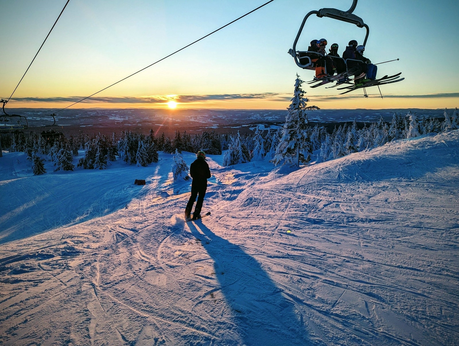 Sjusjøen skisenter med både familievennlige løyper, park, og gode muligheter for frikjøring. Galleribilde