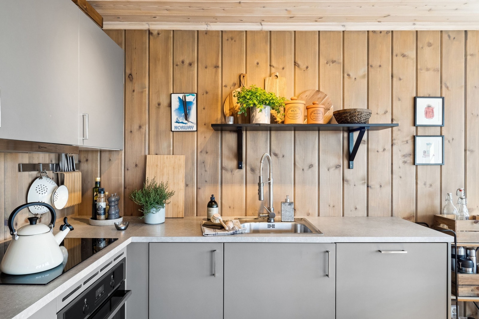 Kjøkkenet er stilfult innredet og praktisk lagt opp. Galleribilde