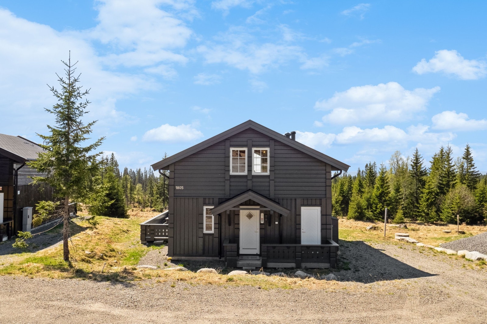 Hyttens 2. bod til høyre for inngangdøra. Romslig parkeringsplass ved siden av hytta. Galleribilde