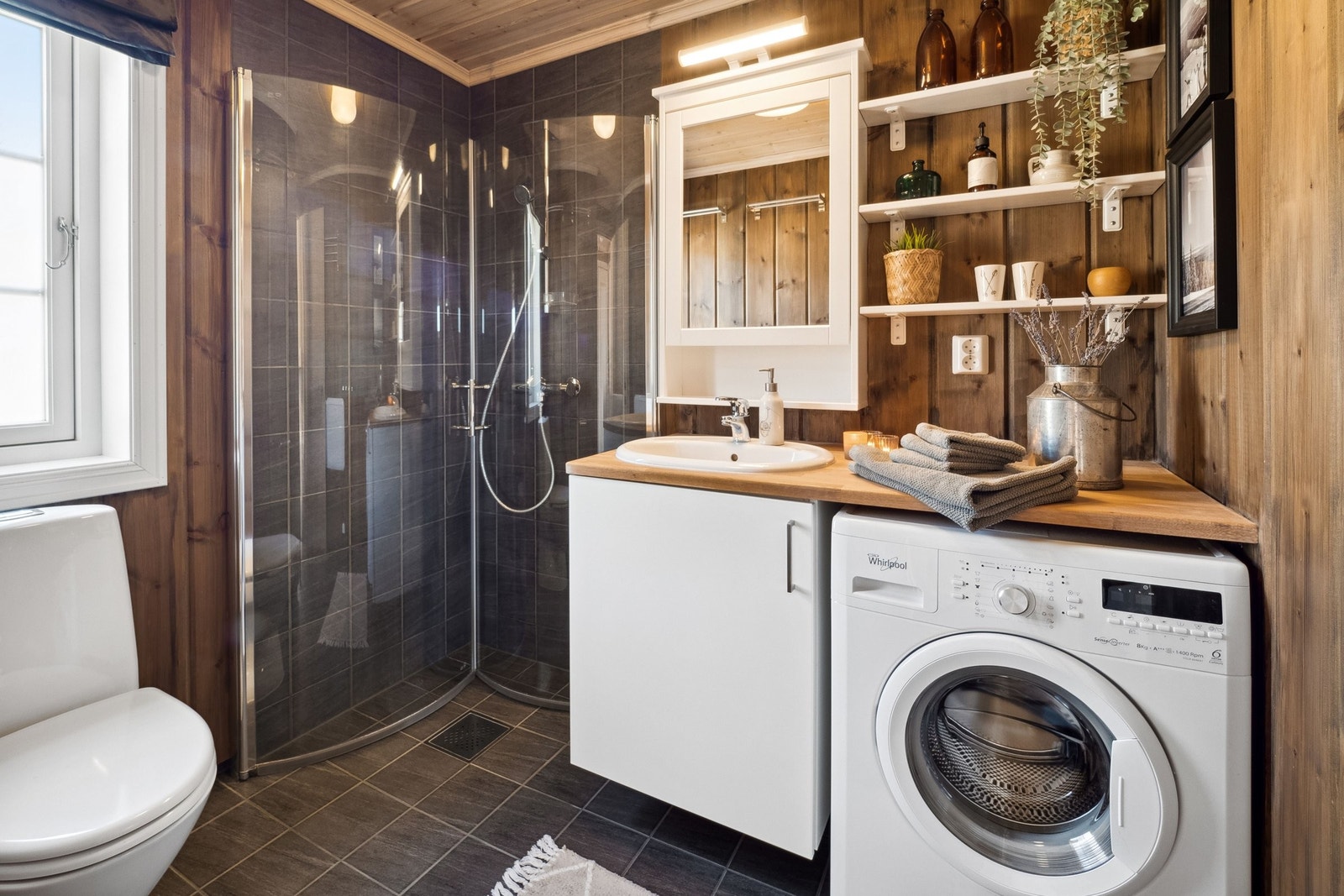 Delikat bad med WC, dusj og opplegg for vaskemaskin. Galleribilde