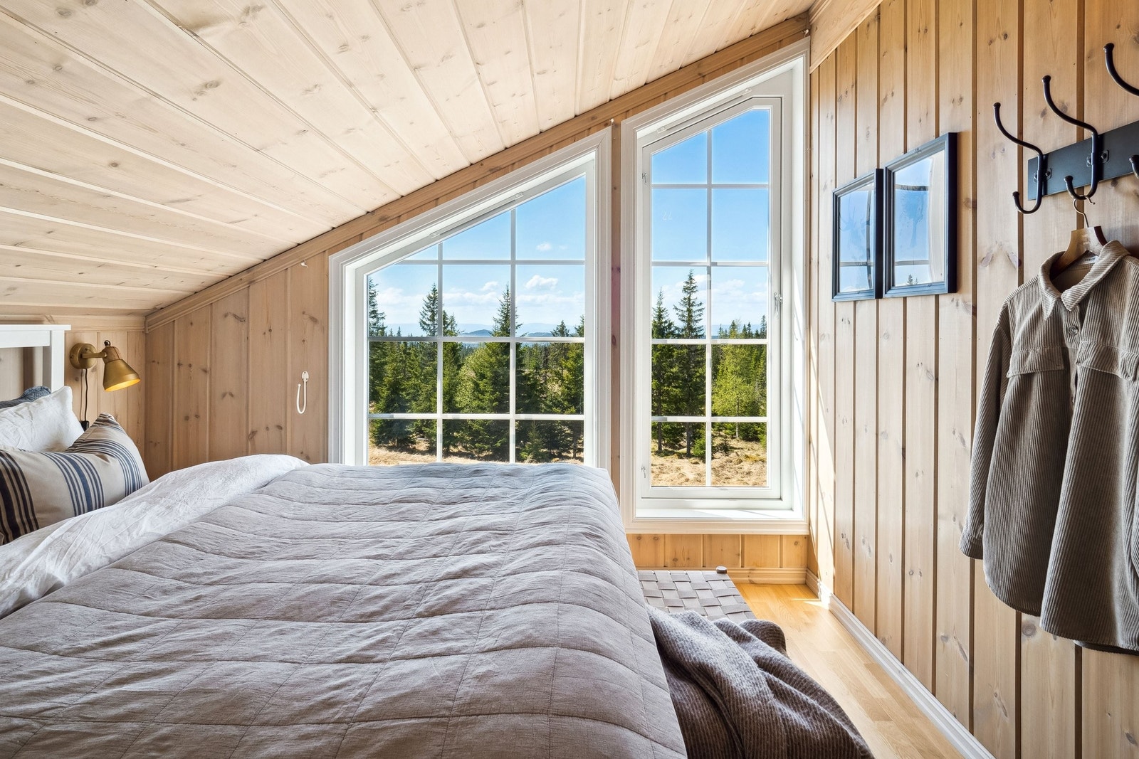 Hovedsoverommet med store vinduer og flott utsikt. Galleribilde