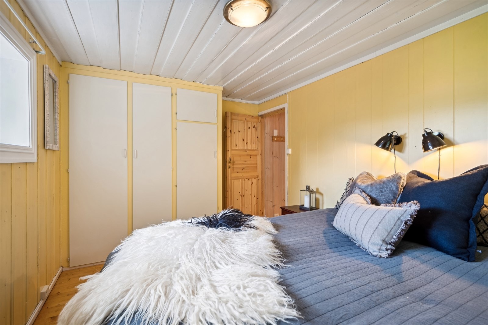 Plassbygde skap på hovedsoverommet. Galleribilde