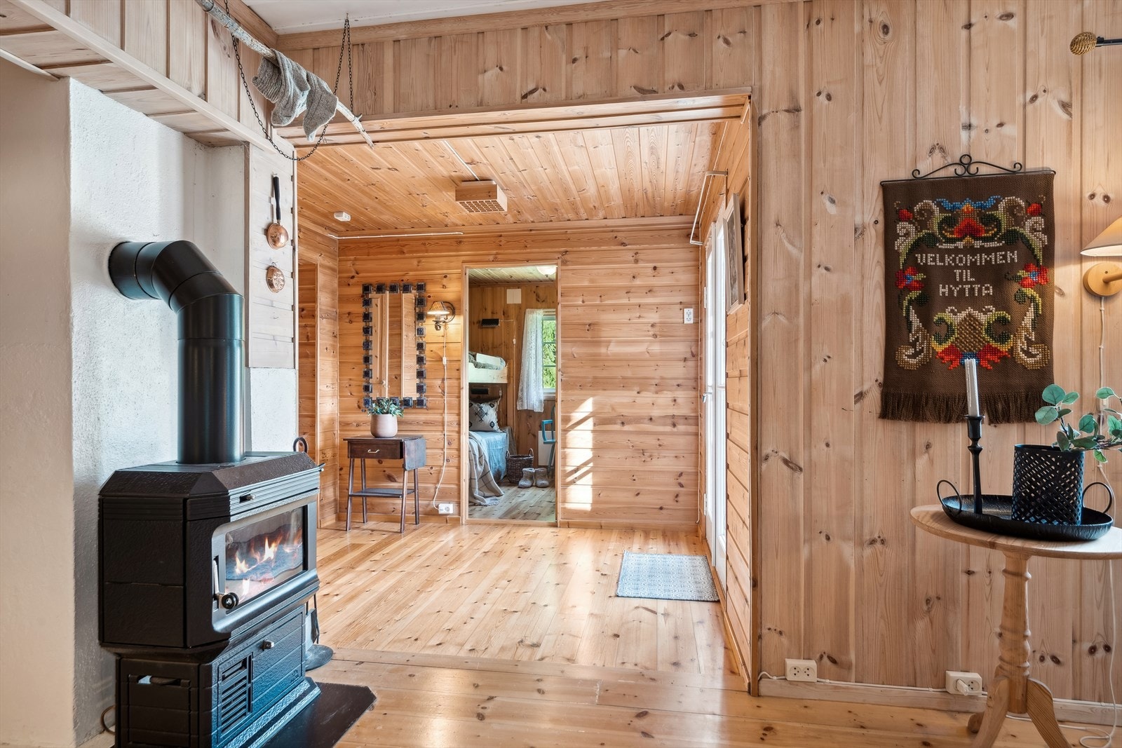 Kombinert ved-/parafinovn i rommet for ekstra varme og hygge. Galleribilde