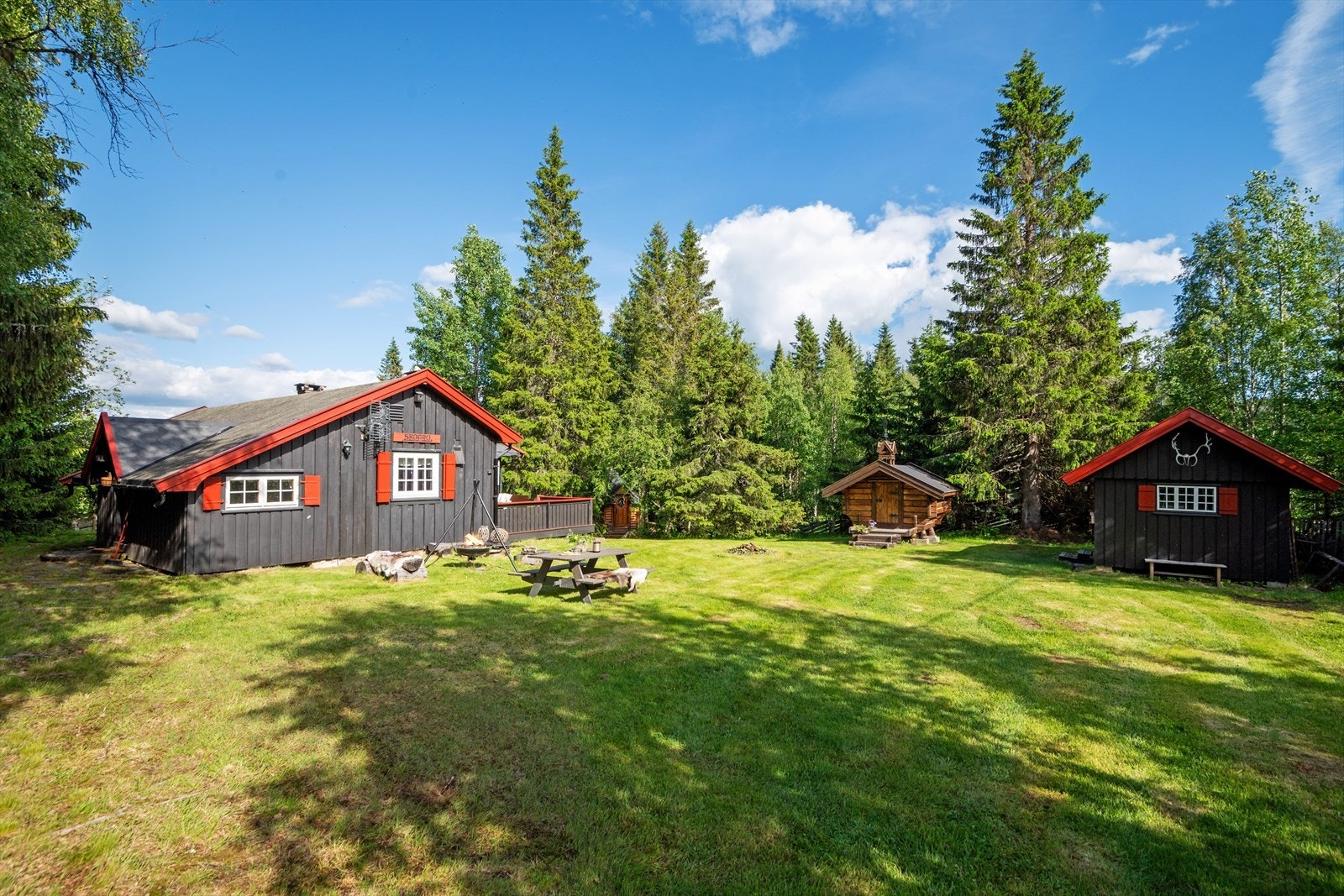 Velkommen til Musdalsvegen 702! UHyttetun med stabbur, uthus og eget badstuehus. Galleribilde
