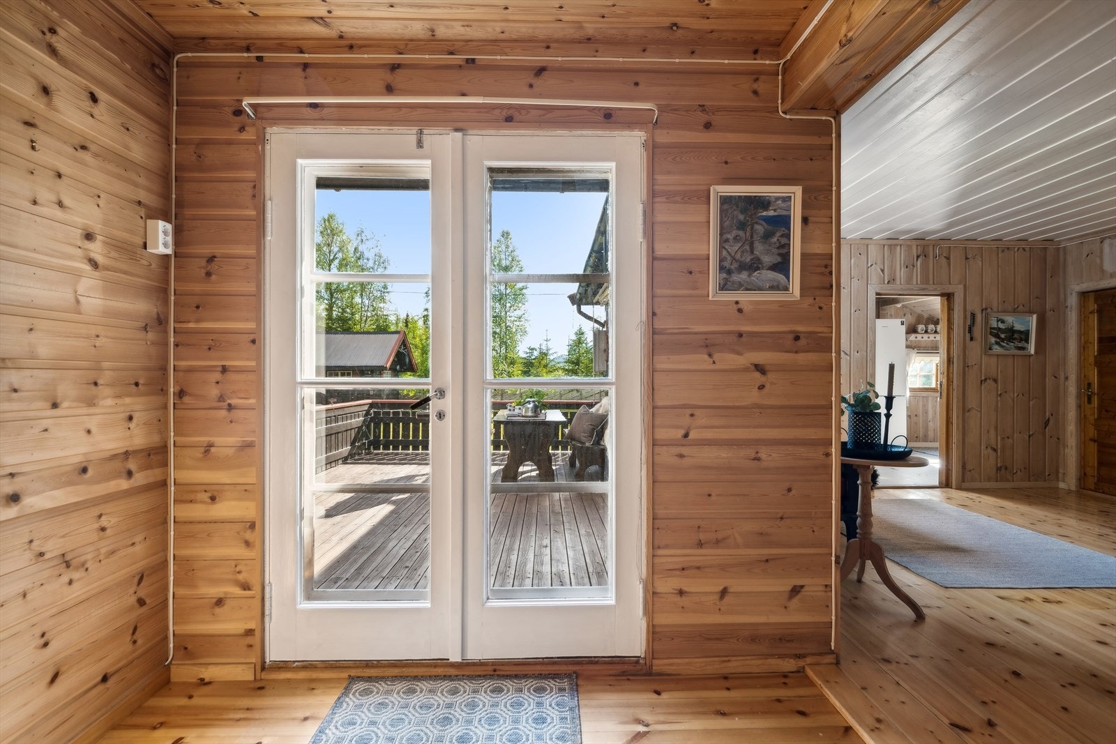 Stuen har utgang til terrasse, samt gode vindusflater som sørger for rikelig med naturlig lys. Galleribilde