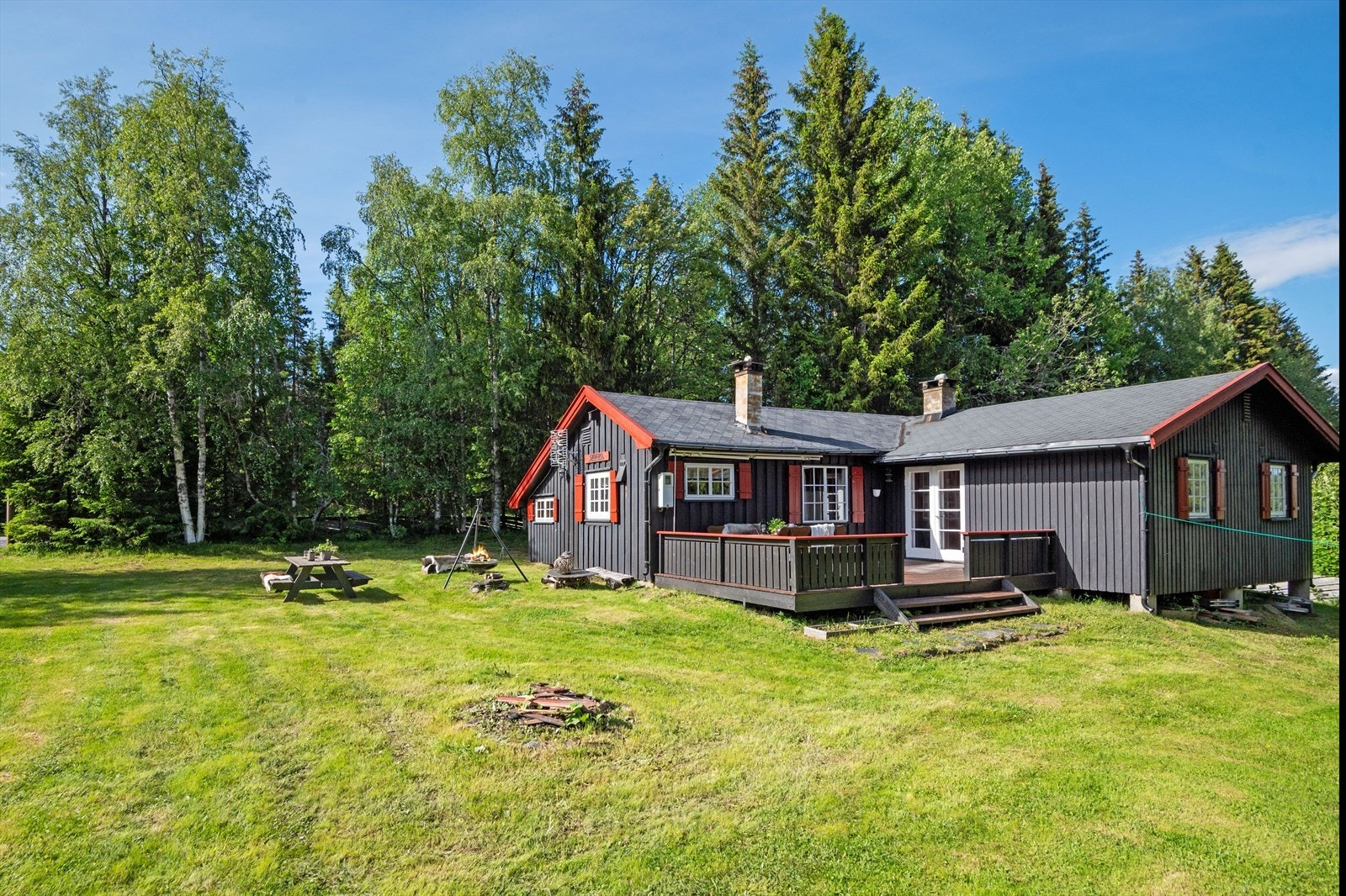 Musdalsvegen 702! Hyttetun med stabbur, uthus og eget badstuehus. Galleribilde
