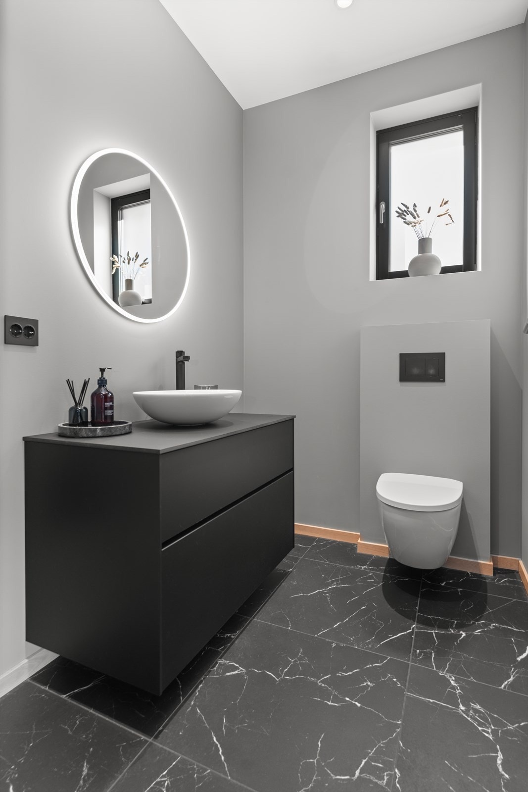 WC ved trapperom - Hovedetasje Galleribilde