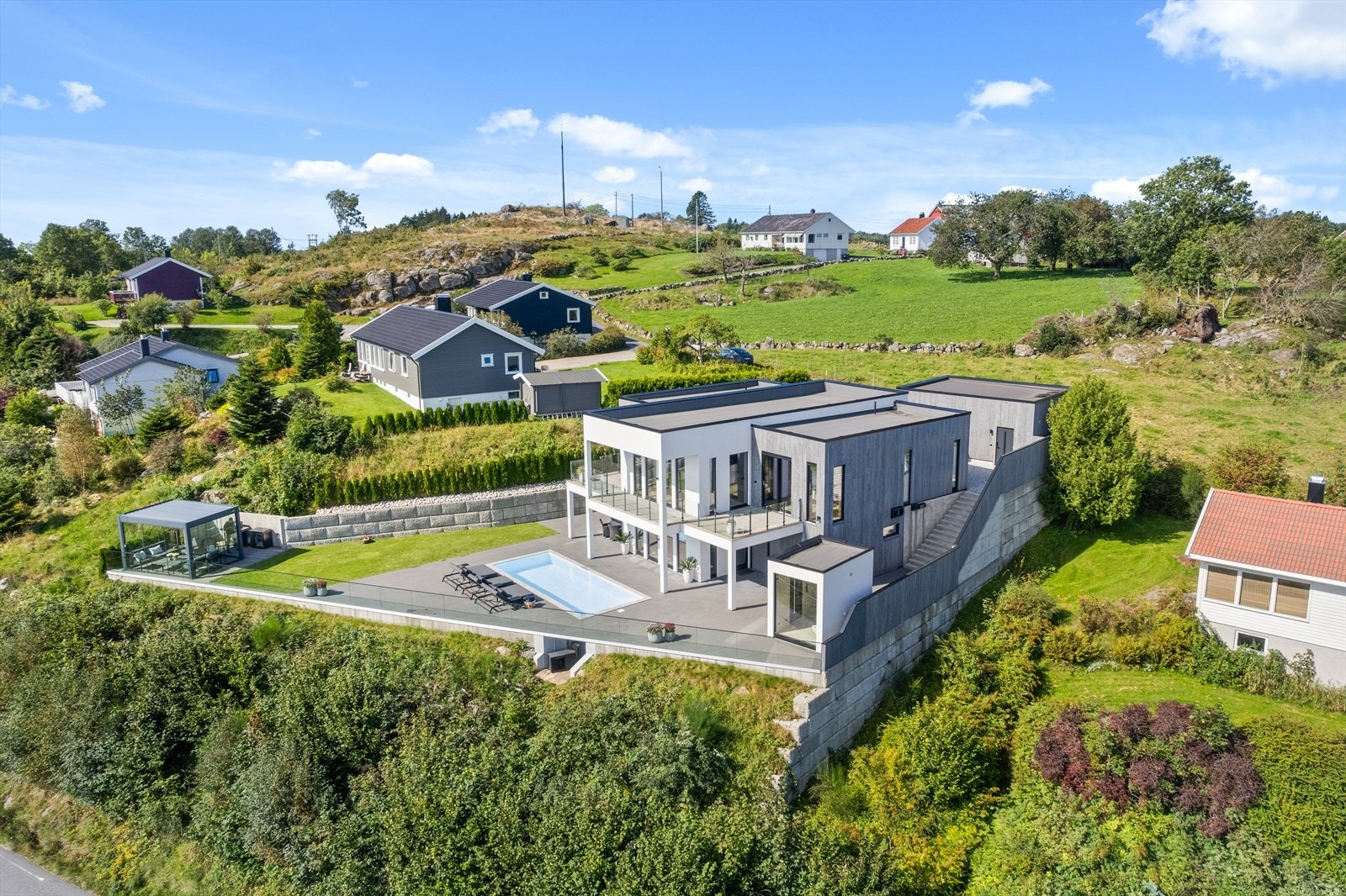 Dronefoto - Uteområdet gir en fantastisk opplevelse av eiendommen Galleribilde
