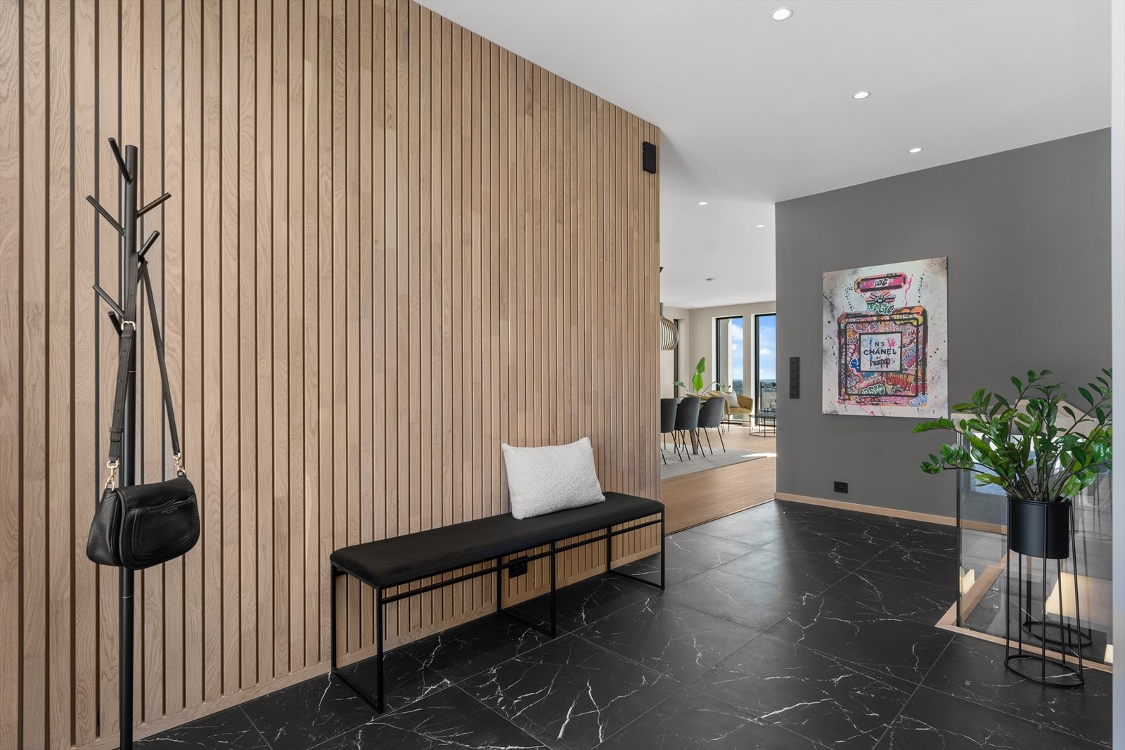 Huset har en moderne planløsning med store rom Galleribilde