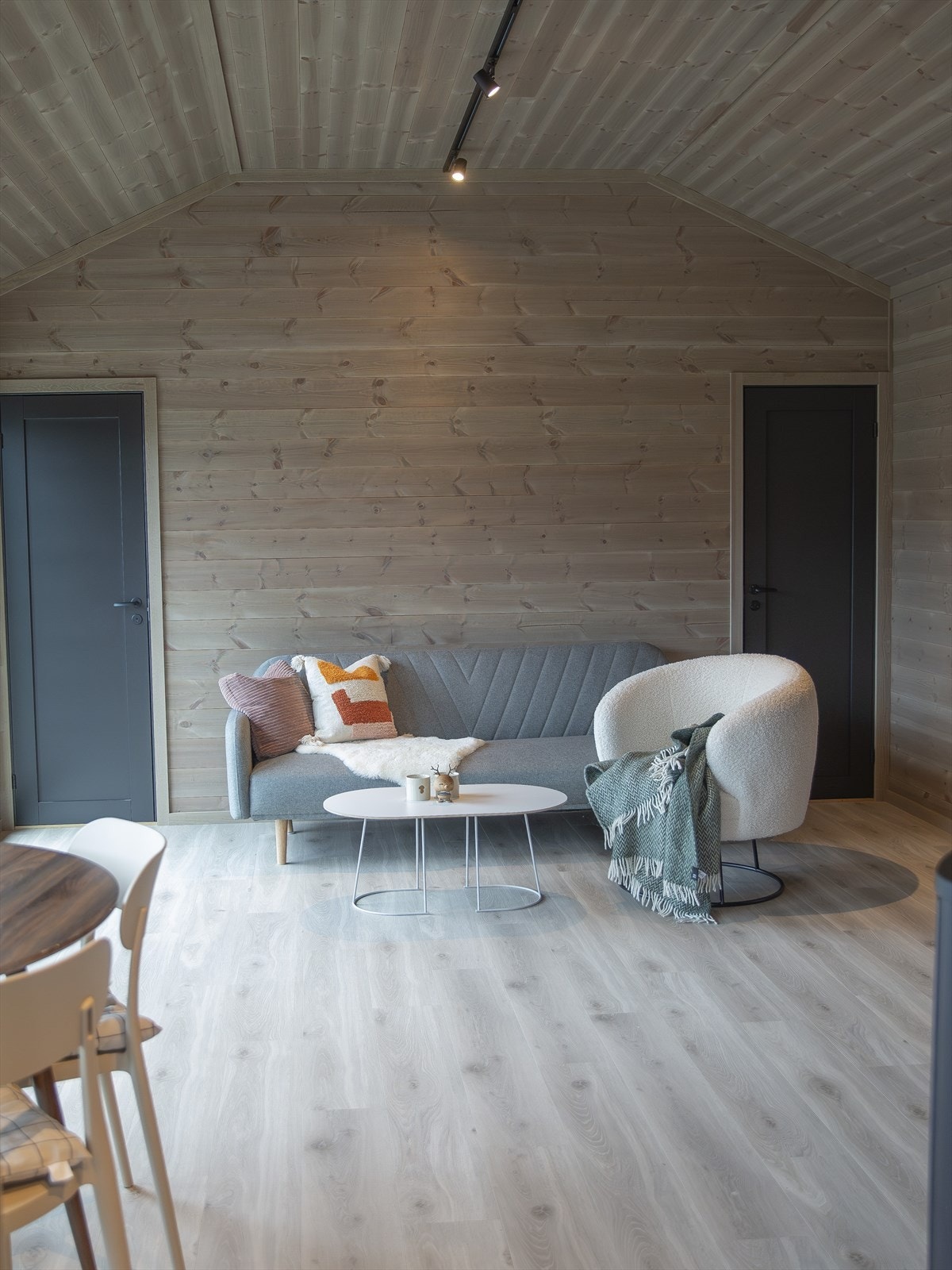 Stuen har plass til sofagruppe, tv-seksjon og det du måtte ha behov for. Videre er det soverom på hver side. Galleribilde