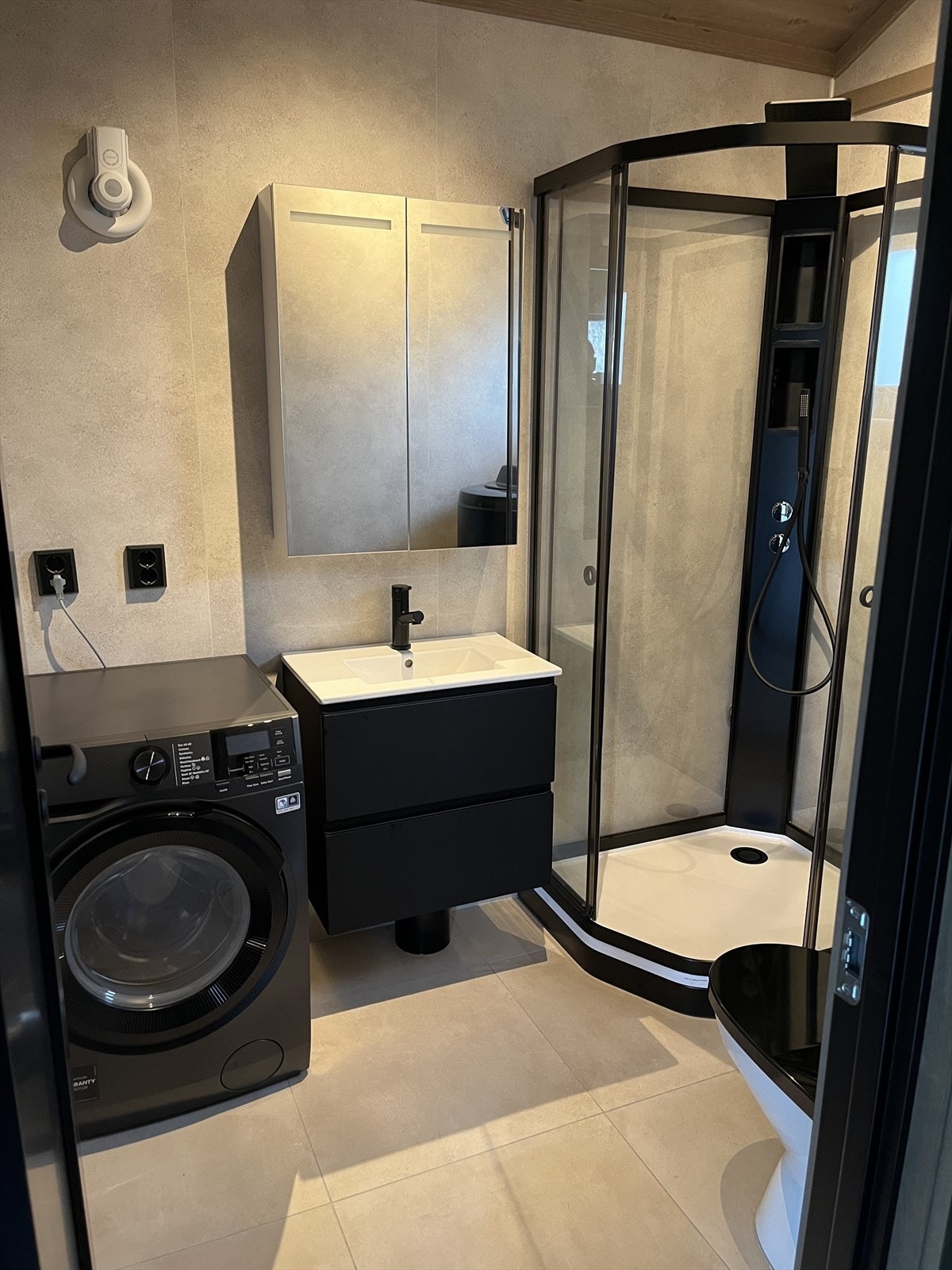 Badet levers komplett, også med svart utførelse inkl. hvitevarer. Galleribilde